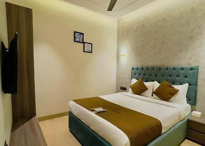 Hotel Lime Wood Mumbai